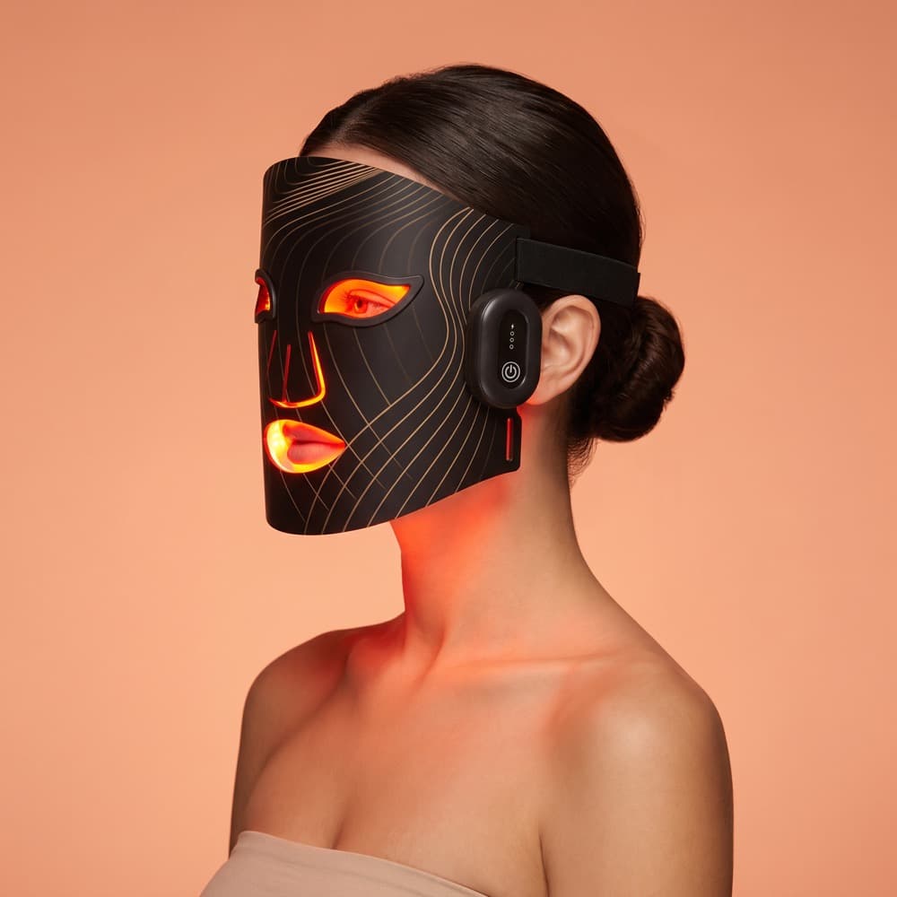 Profil kobiety w świecącej masce LED JustLift